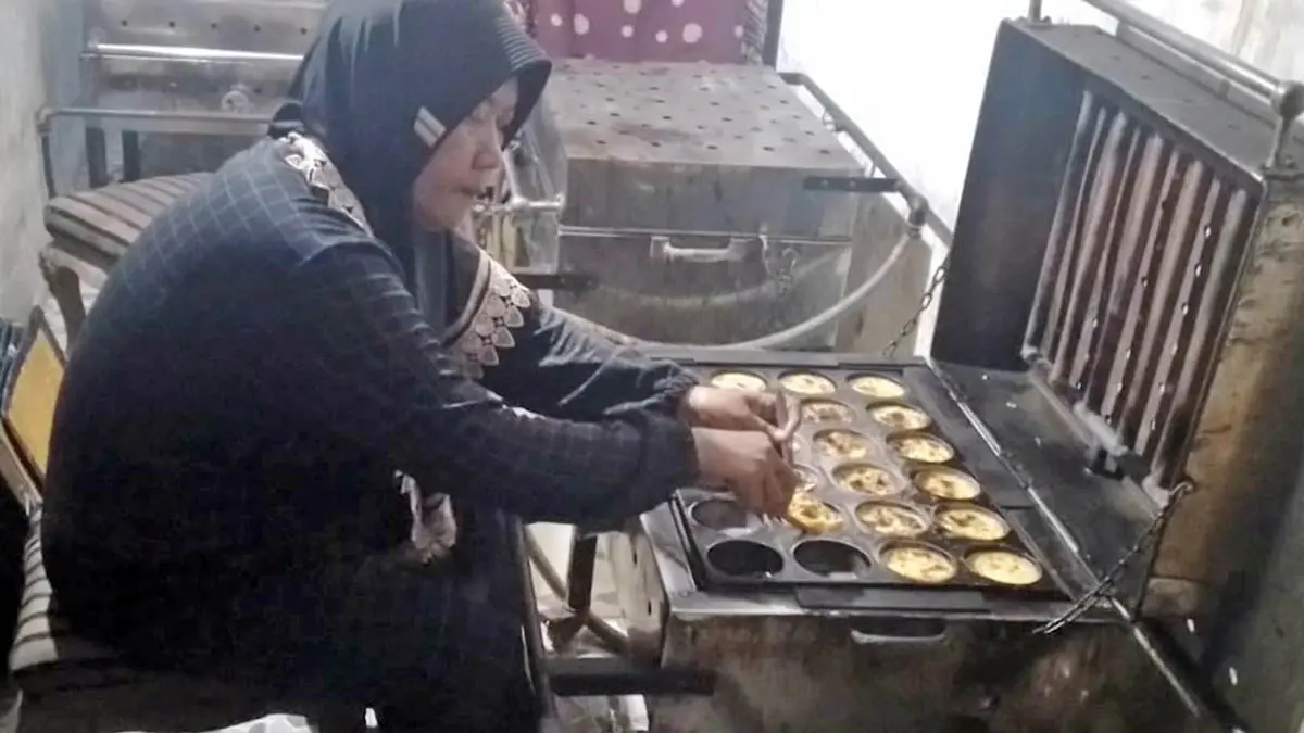 SEPENUH HATI: Bu Bambang saat membuat kue khasnya, Lumpur Bakar. Dibuat dengan sepenuh hati untuk para pelanggan. (Istimewa)