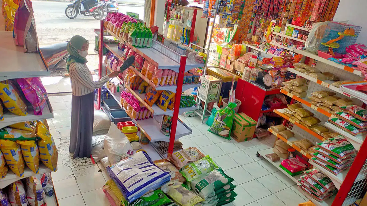 TERJANGKAU: Aneka makanan untuk anabul dan hewan kesayangan yang disediakan lengkap di Momo Petshop Bangil. (Istimewa)