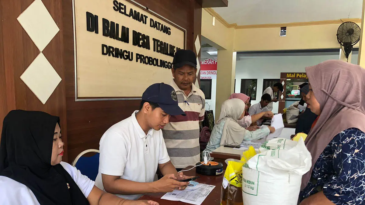 TERTIB: Sejumlah warga tampak tertib antre pembagian bapang di Kantor Desa Tegalrejo, Kecamatan Dringu. (Foto: Inneke Agustin/Jawa Pos Radar Bromo)