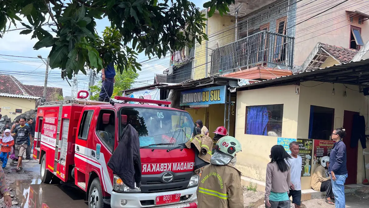 Truk damkar saat tiba di lokasi untuk memadamkan api yang melalap warung rawon di Dermo, Bangil, Pasuruan (25/5).