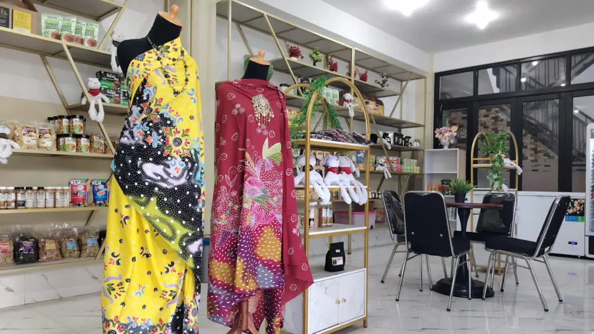UMKM: Pusat oleh-oleh Ayo Renne  menampilkan berbagai produk khas Kabupaten Probolinggo, termasuk kain batik.