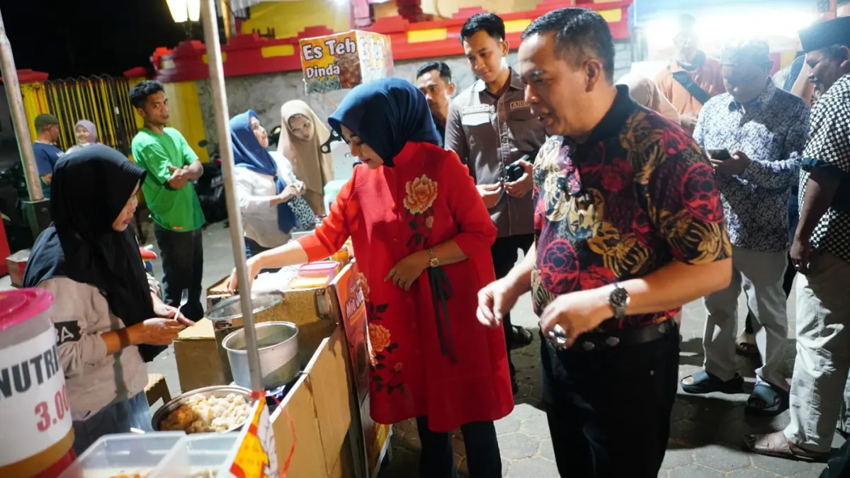Wali Kota Probolinggo dr Aminuddin dan ketua TP PKK Evariana Aminuddin saat belanja kuliner di kawasan pecinan TITD Sumbernaga. 