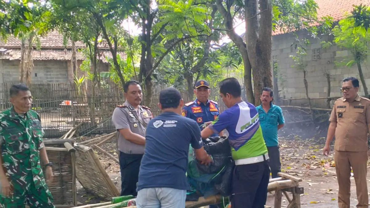 BERAWAL LAPORAN WARGA: Sejumlah pertugas saat menertibkan lokasi sabung ayam Tanjungrejo, Kecamatan Tongas. (Foto: Istimewa)