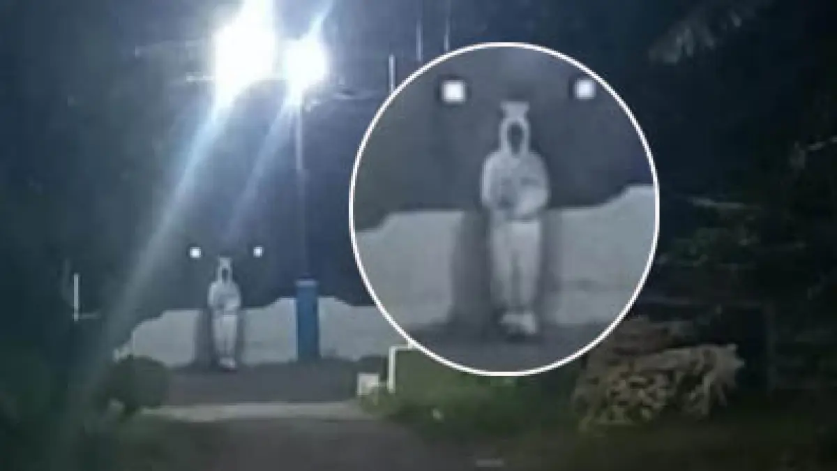 BIKIN RESAH: Sosok pocong yang difoto warga di kawasan RT 01/RW 08 Kelurahan Mangunharjo, Kecamatan Mayangan, Kota Probolinggo, Selasa (26/5). (Foto: Screenshot)
