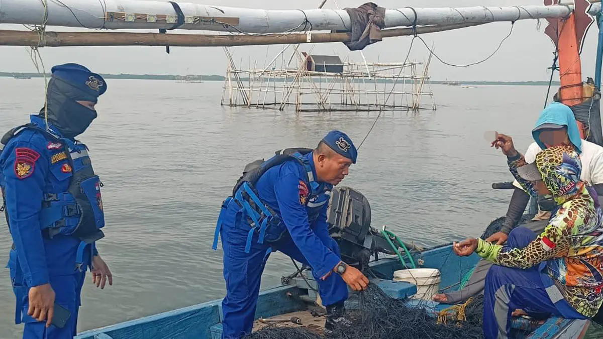 DILARANG: Personel Satpolairud saat patrol dan mengamankan nelayan yang menggunakan trawl, Senin (25/5) pagi. (Foto: Polres Pasuruan Kota for Jawa Pos Radar Bromo)