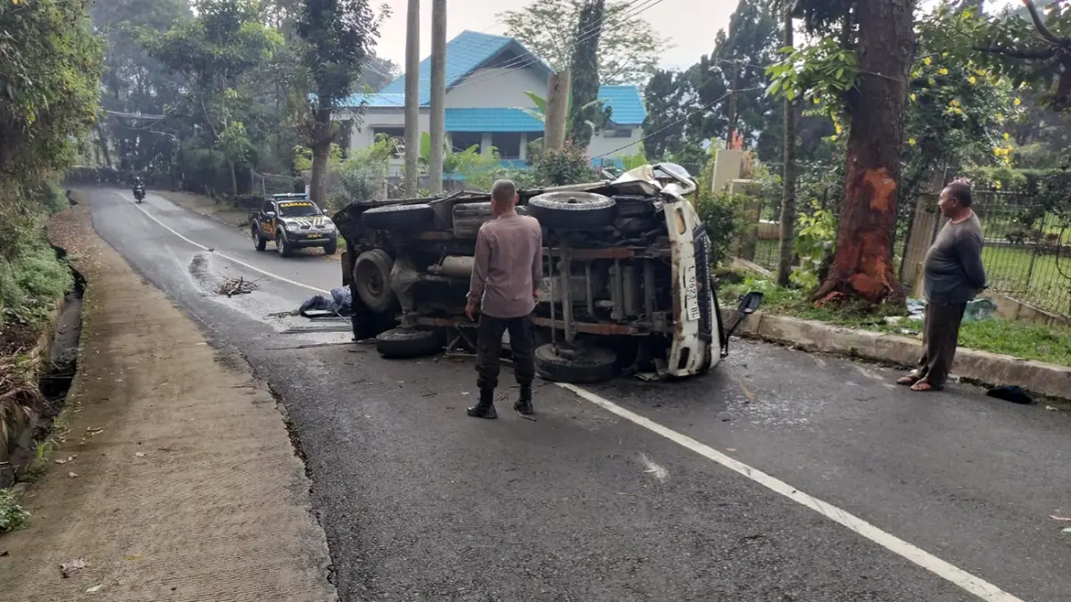 HILANG KENDALI: Truk muat besi yang hilang kendali di turunan jurang ampel, Prigen, Kabupaten Pasuruan, Selasa (26/5).