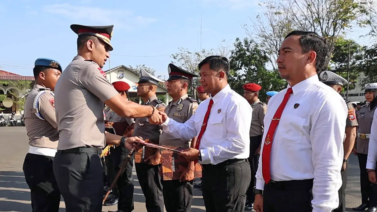 PENGHARGAAN: Kapolres Pasuruan Kota AKBP Titus Yudho Uly saat memberikan penghargaan kepada jajaran anggota Satreskrim Polres Pasuruan Kota. (Polres Pasuruan Kota for Radar Bromo)