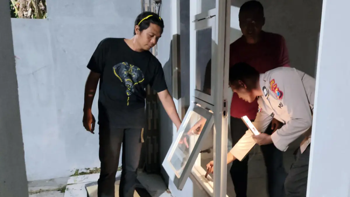 Petugas saat melakukan olah TKP pembobolan rumah kosong di Wedoro, Pandaan. 