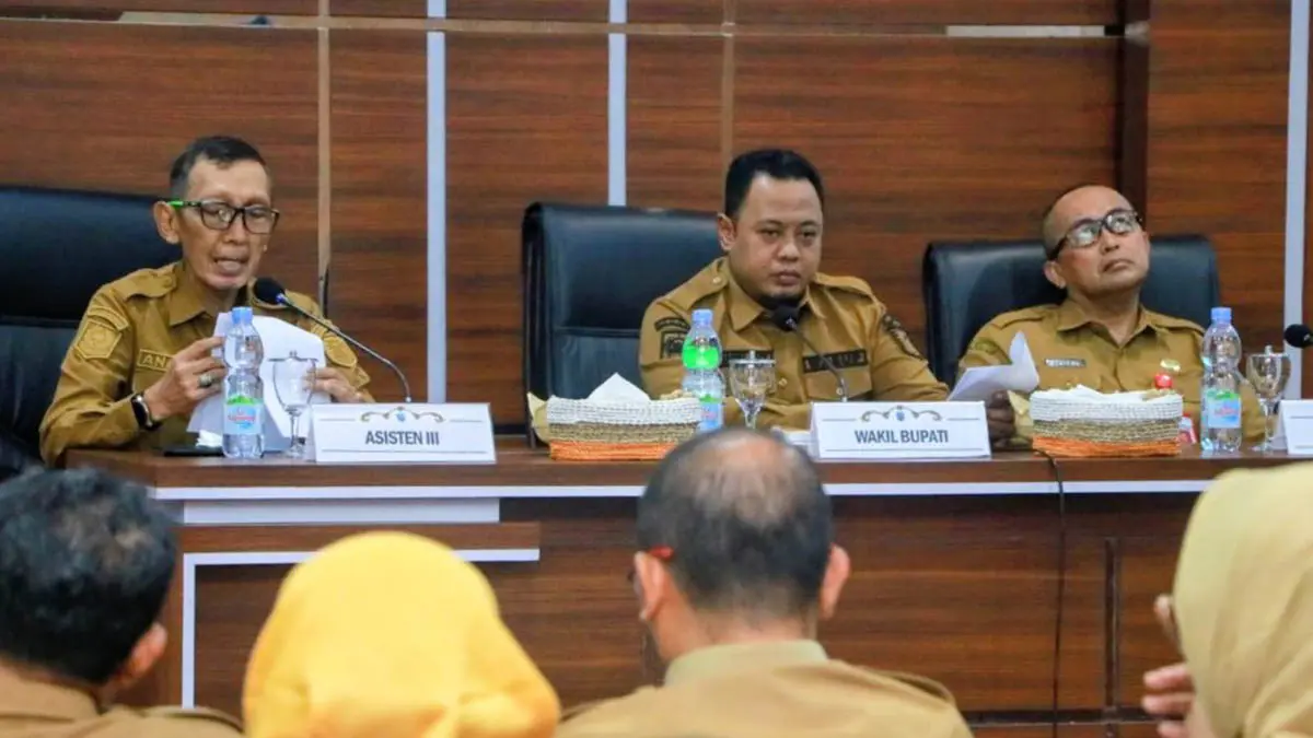 SAMBUTAN: Asisten Administrasi Umum Anang Budi Yoelijanto (kiri) dalam pembukaan relaksasi RPL. (Foto: Kominfo for Jawa Pos Radar Bromo)
