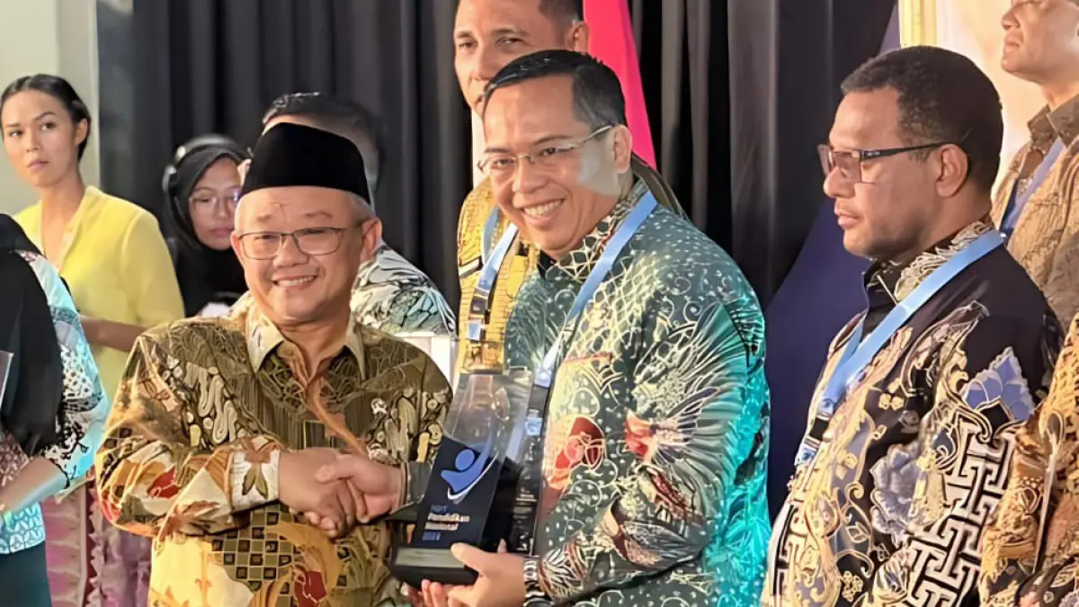 APRESIASI: Wali Kota Probolinggo dr. Aminuddin menerima penghargaan dari Menteri Dikdasmen RI Abdul Mu’ti. (DISKOMINFO KOTA PROBOLINGGO FOR JAWA POS RADAR BROMO)
