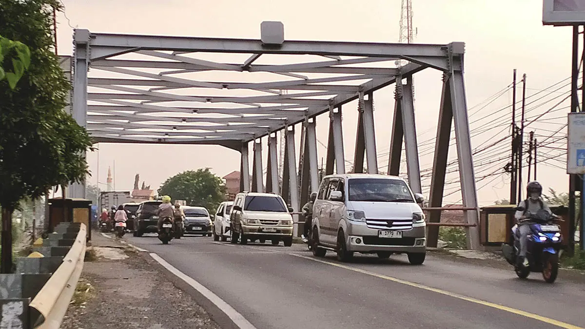 JALUR PANTURA: Jembatan Pajarakan yang menjadi akses penghubung Probolinggo-Situbondo. BBPJN Jatim-Bali bakal merehab total jembatan. (Foto : Achmad Arianto/Jawa Pos Radar Bromo)