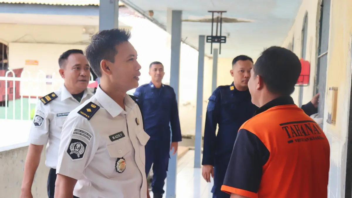 KONDUSIF: Petugas Rutan Kraksaan berkeliling mengonrol blok hunian warga binaan demi menjaga kondusifitas selama Idul Adha. (RUTAN KRAKSAAN FOR JAWA POS RADAR BROMO)