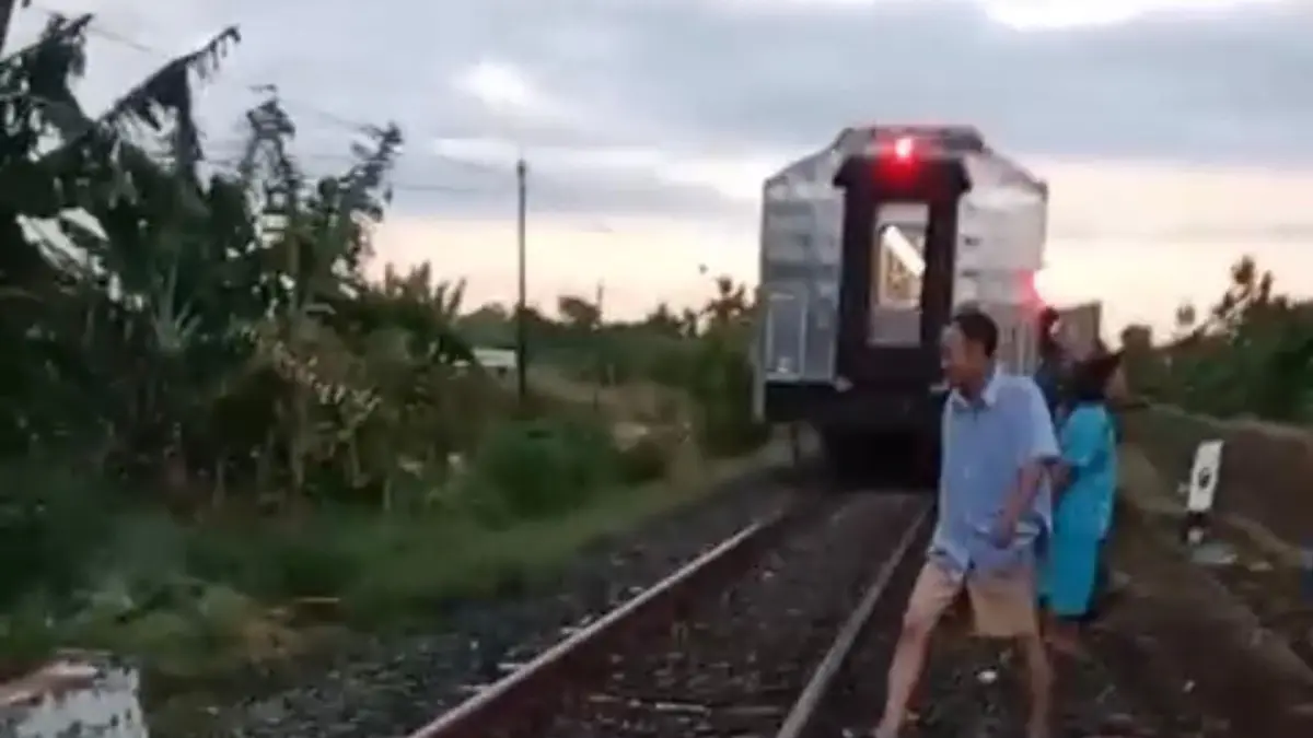 MOGOK: Kereta Api Logawa relasi Purwokerto-Ketapang mengalami gangguan sistem lokomotif di Petak Jalan Bayeman-Probolinggo, Senin (25/5) sore. (ISTIMEWA)