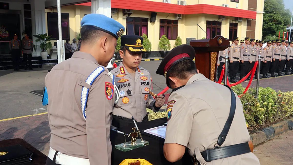 MUTASI: Kegiatan sertijab yang dipimpin Kapolres Pasuruan AKBP Harto Agung Cahyono. (Humas Polres Pasuruan for Radar Bromo)