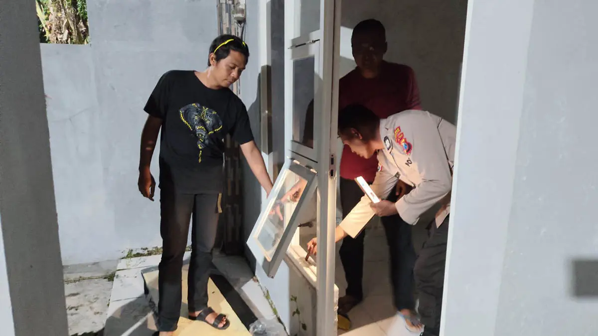 OLAH TKP: Petugas kepolisian saat melakukan olah TKP, aksi pembobolan rumah Yanuar. Ternyata terduga pelakunya, mengalami masalah kejiwaan. (Polsek Pandaan for Radar Bromo)