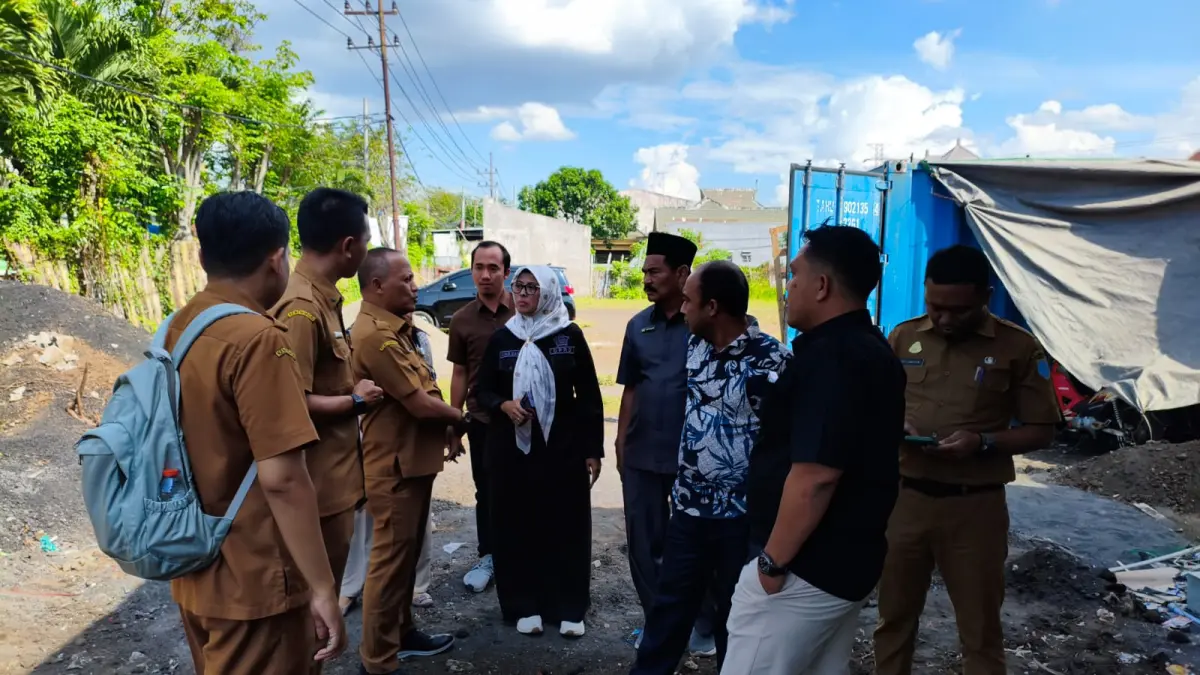 SIDAK: Anggota Komisi I DPRD Kota Probolinggo bersama dinas terkait melihat langsung pembangunan supermarket di Jalan HOS Cokroaminoto, Kota Probolinggo.  (ARIF MASHUDI/JAWA POS RADAR BROMO)
