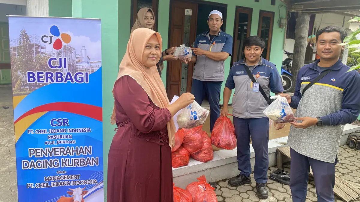 BERBAGI: Wujud kepedulian sosial, PT Cheil Jedang Indonesia menyalurkan daging kurban kepada masyarakat sekitar.