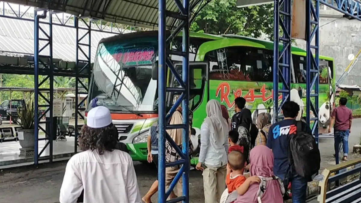 DISERBU: Penumpang yang hendak menaiki bus di Terminal Pandaan. Selama momen libur Idul Adha, ada kenaikan jumlah penumpang bus. (Rizal Syatori/Radar Bromo)