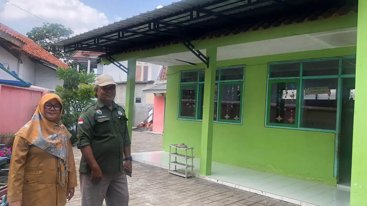 INFRASTRUKTUR: Pendamping Lokal Desa Kecamatan Leces, Hel Abdul Rozaq saat mengecek lokasi pembangunan pagar, pavingisasi, dan kanopi pada TK Kartini, Desa Sumberkedawung, Kecamatan Leces, Kabupaten Probolinggo. (Foto: Inneke Agustin/Jawa Pos Radar Bromo)