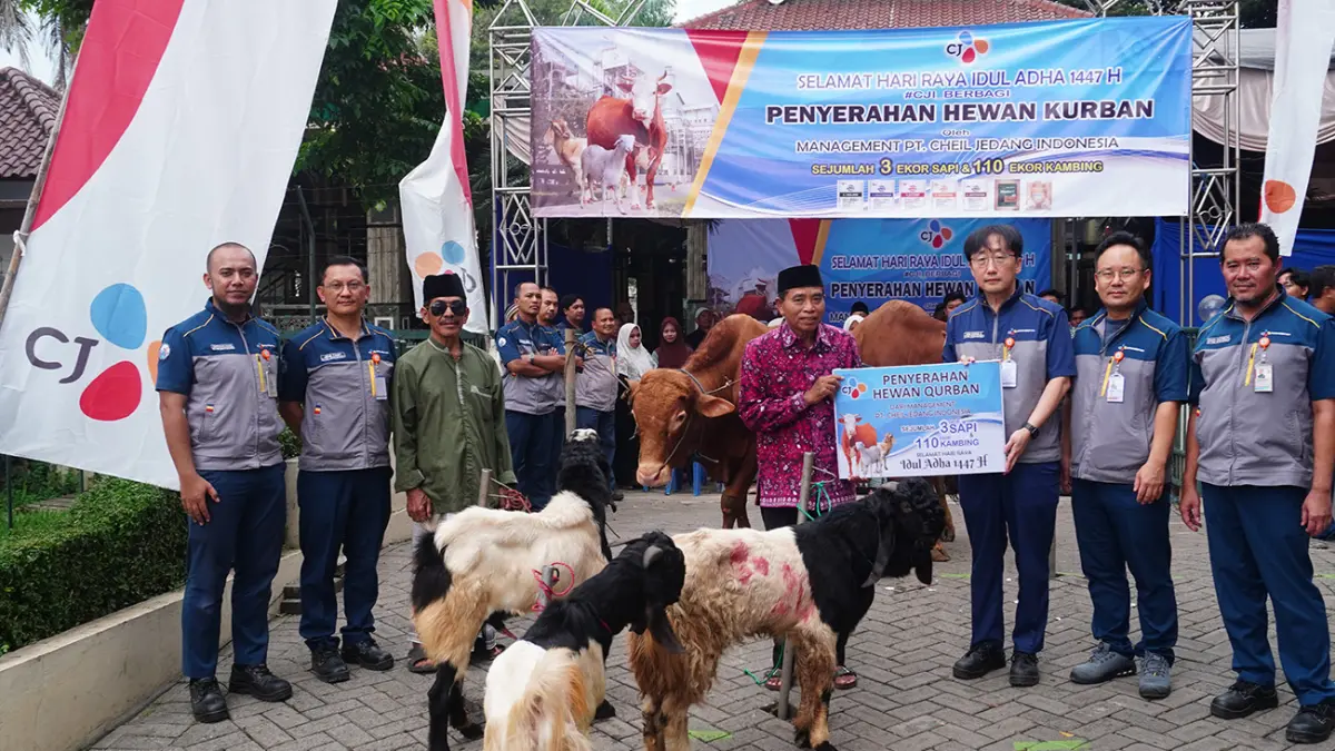 KEBERSAMAAN: PT Cheil Jedang Indonesia menyerahkan hewan kurban kepada masyarakat dalam program CSR Idul Adha 1447 H.
