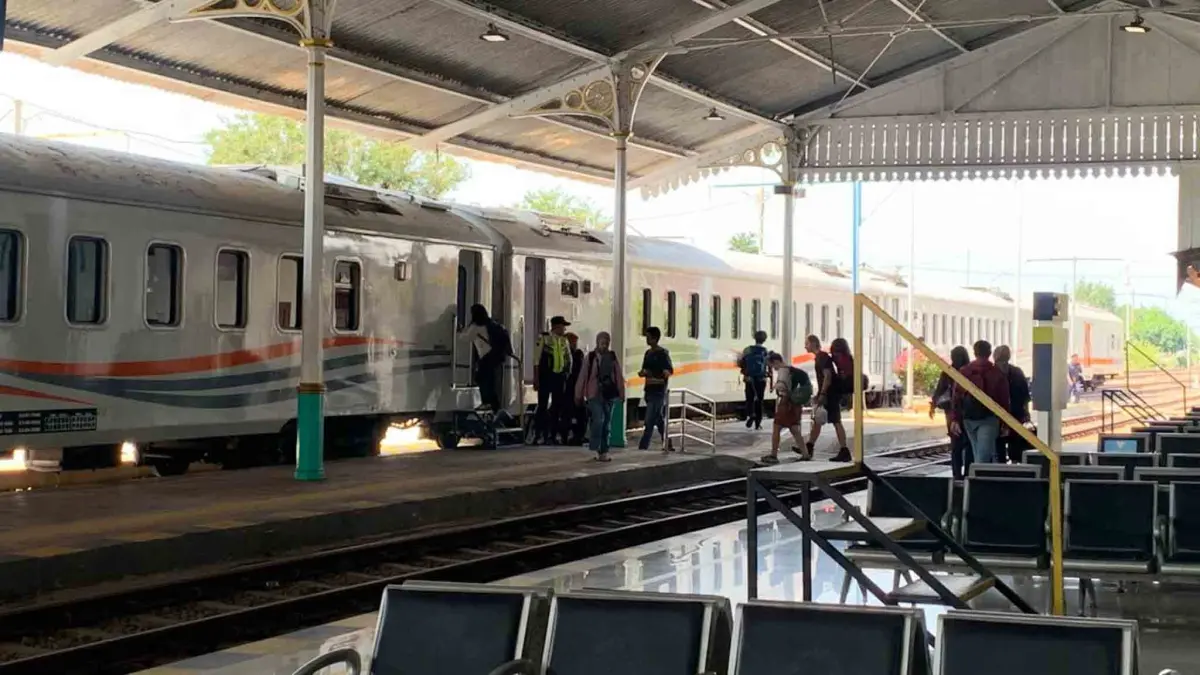 LENGANG: Sejumlah calon penumpang siap berangkat menggunakan KA di Stasiun Probolinggo. (ARIF MASHUDI/JAWA POS RADAR BROMO)