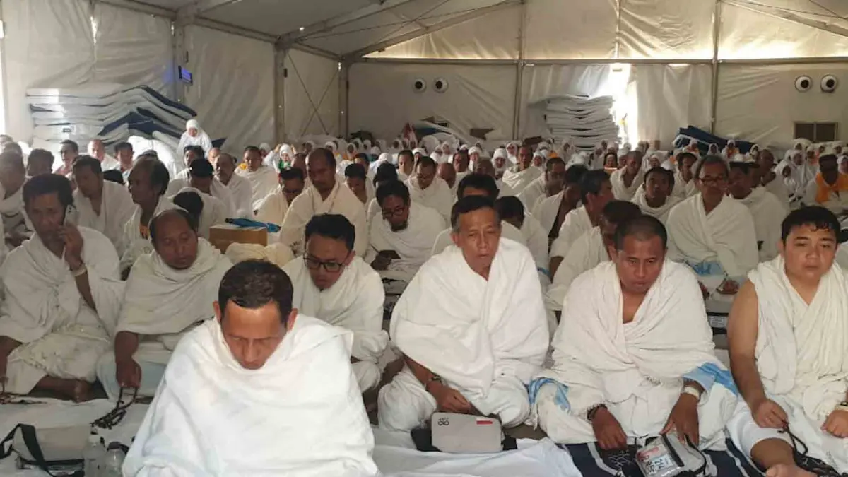 MENGINAP: Sejumlah jemaah haji mabit di Mina untuk persiapan lontar Jumrah Aqabah. (ISTIMEWA)