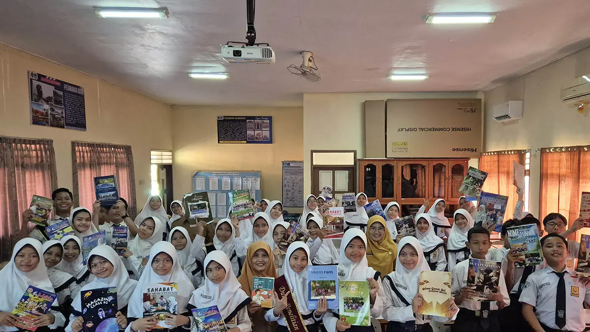 SEMANGAT LITERASI: Siswa SMP Negeri 1 Pasuruan menunjukkan karya mereka dalam majalah sekolah. (Foto: Fahrizal Firmani/Jawa Pos Radar Bromo)