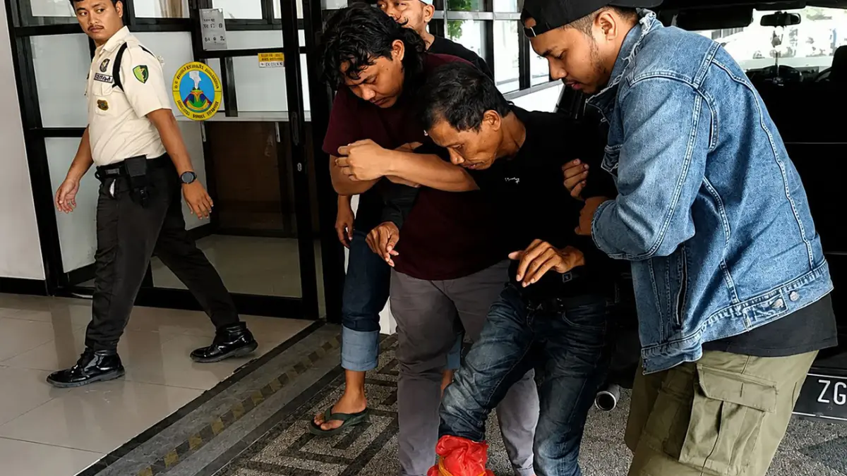 TERTEMBUS TIMAH PANAS: Tim Jatanras Polda Jatim membopong pelaku Sholeh yang berupaya melawan saat ditangkap. (Sholeh Hilmi/ Jawa Pos)