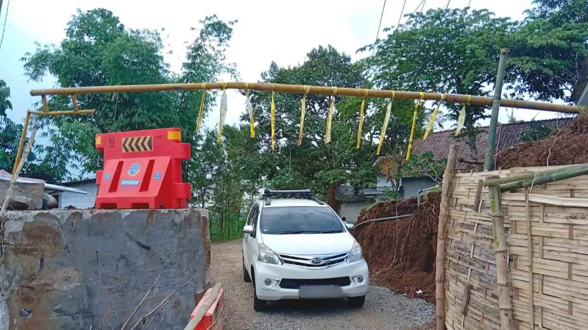 DIBATASI: Ruas Jalan Dusun Kedungkokap, Desa Segaran, Kecamatan Tiris, hanya boleh dilintasi kendaraan tanpa muatan berat. (ACHMAD ARIANTO/JAWA POS RADAR BROMO)