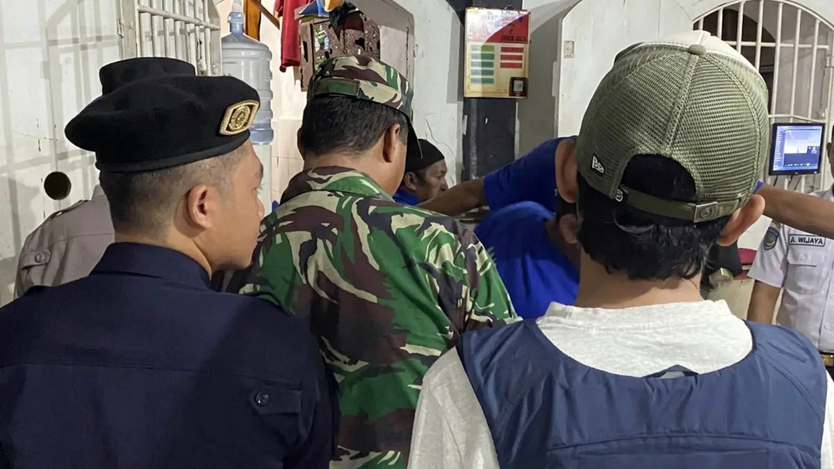 GELEDAH: Petugas saat melakukan penggeledahan di salah satu kamar warga binaan Rutan Bangil. (Rutan Bangil for Radar Bromo)