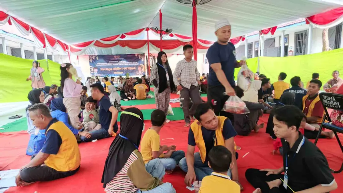 LEPAS KANGEN: Sejumlah keluarga warga binaan menemui keluarganya di Lapas Kelas IIB Pasuruan. (FAHRIZAL FIRMANI/JAWA POS RADAR BROMO)