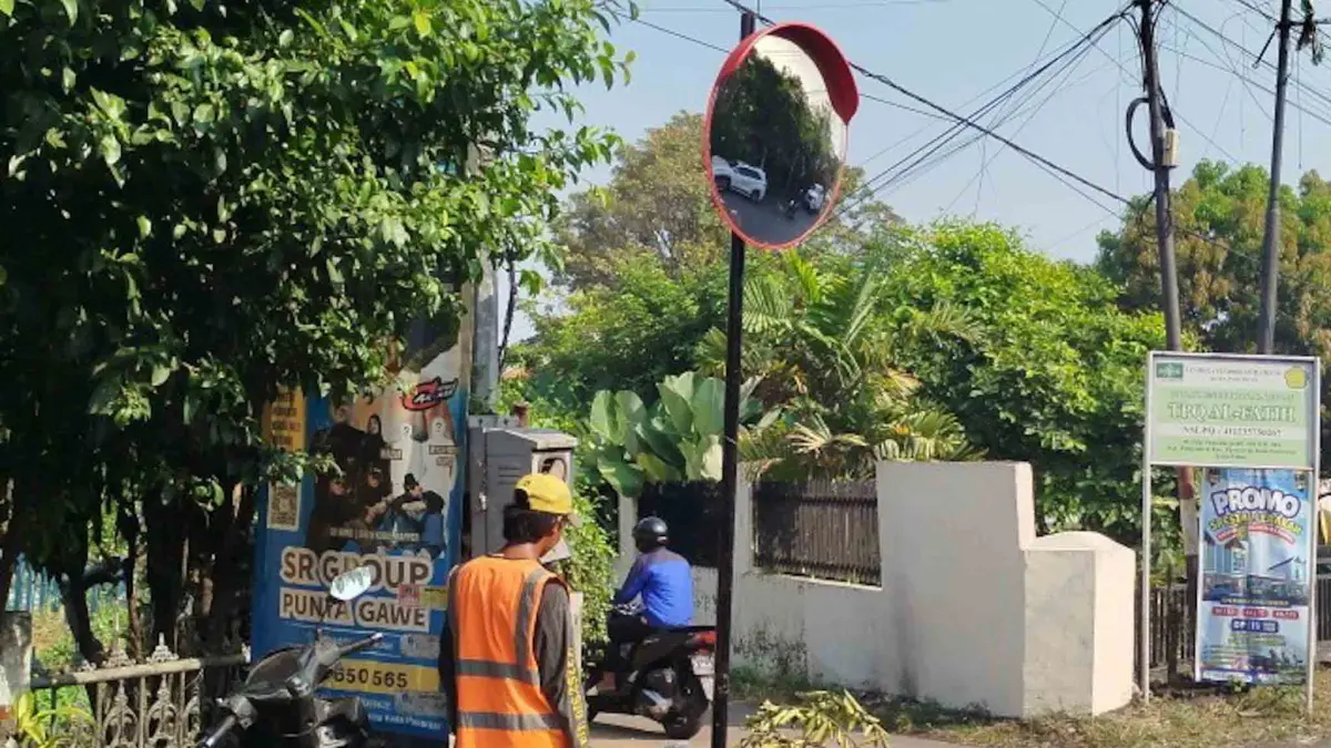 MAKIN PADAT: Sejumlah petugas Dishub Kota Pasuruan menambah rambu-rambu di JLS Kota Pasuruan. (DISHUB KOTA PASURUAN FOR JAWA POS RADAR BROMO)