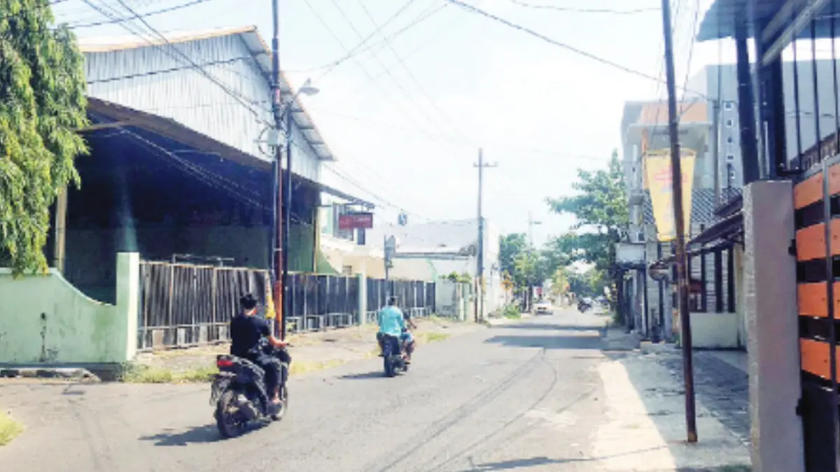 MELINTAS: Sejumlah pemotor melintas di Jalan Imam Bonjol Kota Probolinggo, yang diadukan masyarakat terkait lampu PJU mati, Kamis (28/5). (INNEKE AGUSTIN FOR JAWA POS RADAR BROMO)