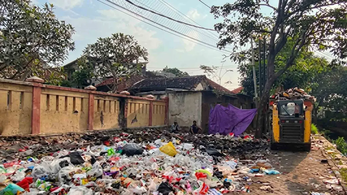 MENUMPUK: Tumpukan sampah di TPS Klojen, Kelurahan Sidomukti, Kecamatan Kraksaan, sempat dikeluhkan warga. (ISTIMEWA)