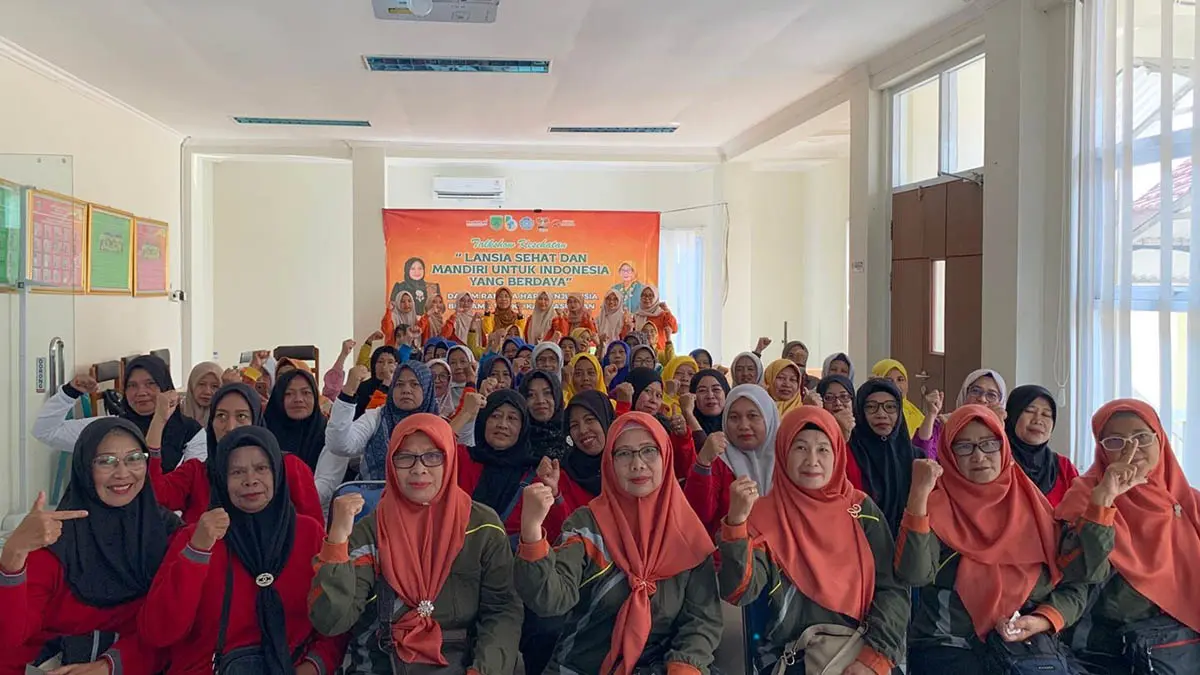 PENUH SEMANGAT: Para tenaga medis Puskesmas Prigen dan masyarakat saat merayakan HLUN ke-30. (Puskesmas Prigen for Radar Bromo)