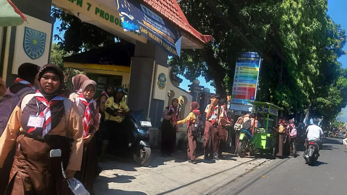 PULANG SEKOLAH: Sejumlah pelajar SMPN 7 Kota Probolinggo, pulang sekolah. Salah satu sekolah negeri ini juga tahun ini juga membuka pendaftaran siswa baru. (ARIF MASHUDI/JAWA POS RADAR BROMO)