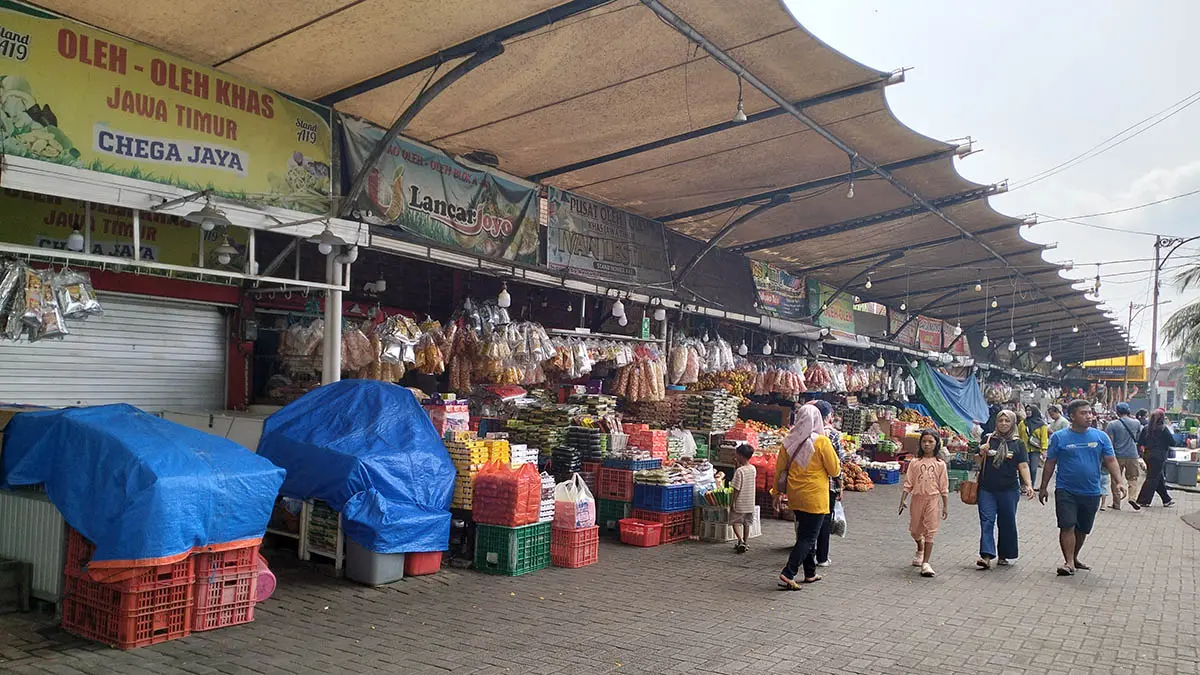RELATIF SEPI: Kios oleh-oleh di kawasan Pasar Wisata Cheng Hoo Pandaan yang relatif lengang dari aktivitas jual beli. (Rizal Syatori/Radar Bromo)