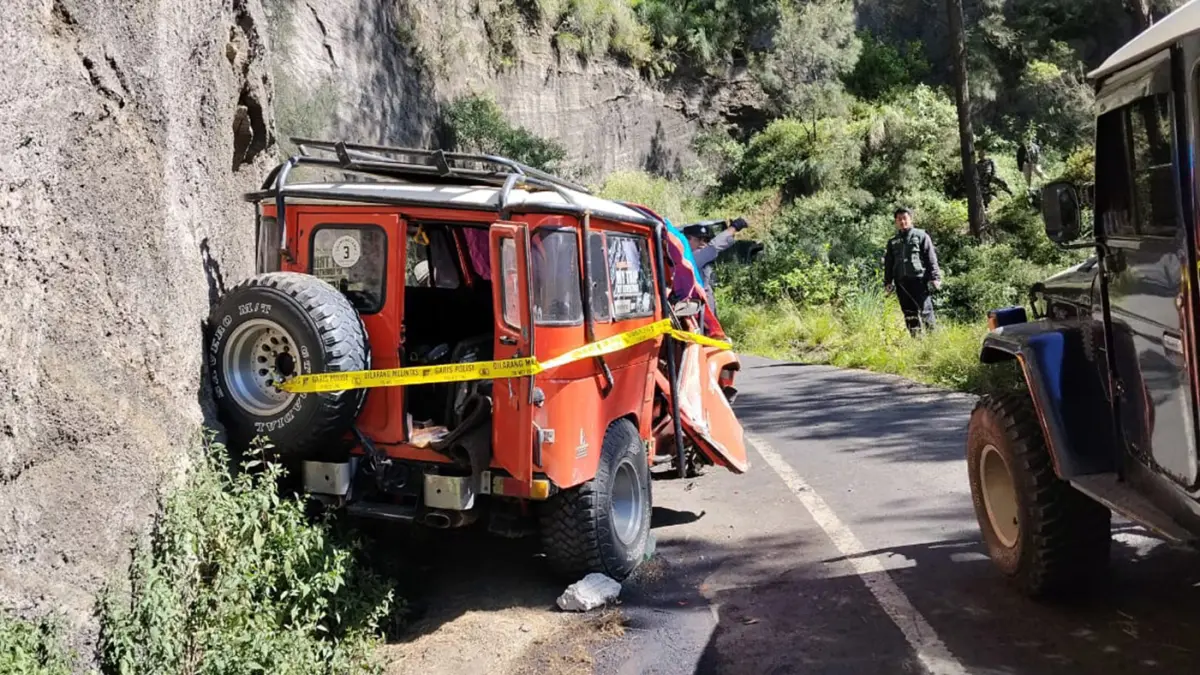 RINGSEK: Jip wisata Bromo bernopol BG 1478 EF dari Tumpang, Kabupaten Malang, ini ringsek setelah menabrak tebing di jalur letter S, Desa Wonokitri, Kecamatan Tosari, Kabupaten Pasuruan, Jumat (29/5) pagi.