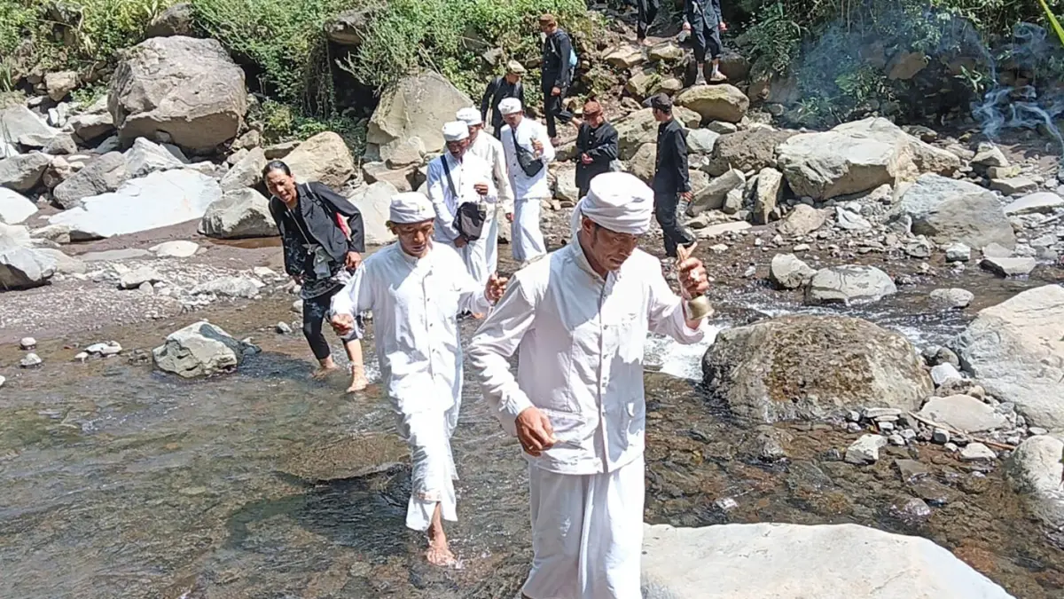 SAKRAL: Puluhan umat Hindu Tengger melakukan ritual Mendak Tirta di Air Terjun Madakaripura, Desa Negororejo, Kecamatan Lumbang, Kabupaten Probolinggo, Jumat (29/5). (Prasojo for Radar Bromo)