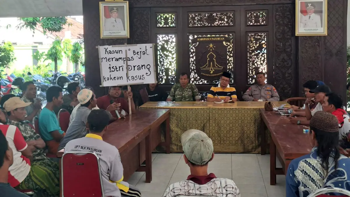 SAMPAIKAN ASPIRASI: Puluhan warga Kisik, Desa Kalirejo, Kecamatan Kraton, saat menggeruduk pendopo Kecamatan Kraton. Mereka menuntut pemberhentian kasun setempat. 