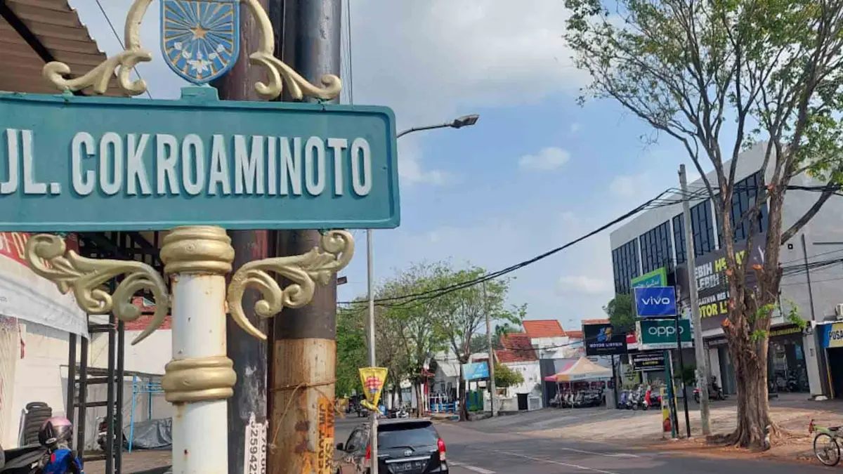 TUNGGU DED: Sejumlah pengendara melintas di Jalan HOS Cokroaminoto, Kota Probolinggo, yang akan direvitalisasi dengan anggaran miliaran rupiah. (ARIF MASHUDI/JAWA POS RADAR BROMO)