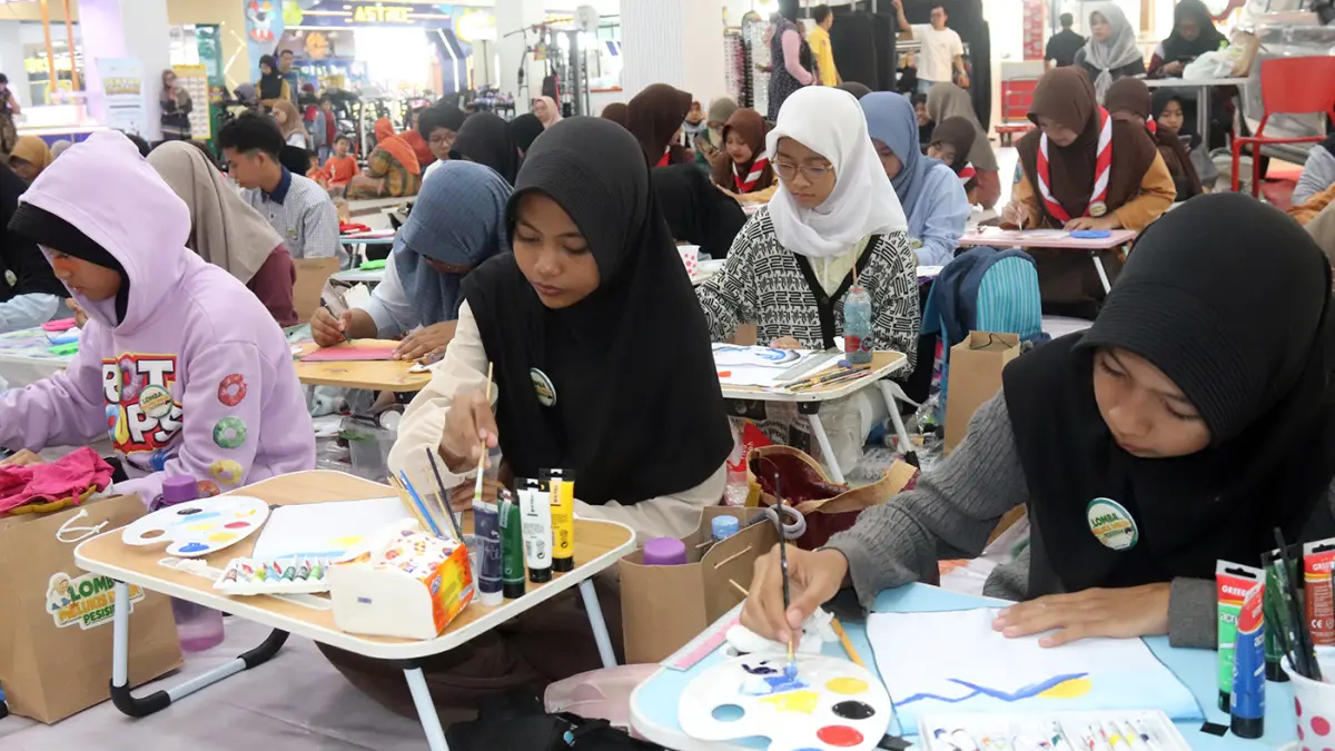 1.	BERSEMANGAT: Para peserta lomba melukis emblem tampak bersemangat menuangkan kreativitas dalam lukisannya. 