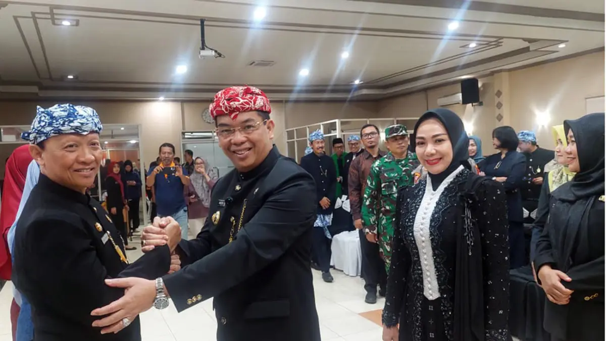 SELAMAT: Wali Kota Probolinggo dr Aminuddin didampingi ketua TP PKK dr Evariani dan wakil wali kota Ina Dwi Lestari (kanan) saat memberi ucapan kepada Sekda Kota Probolinggo yang baru Budi Wirawan usai pelantikan, Jumat malam (29/6). (Arif Mashudi/ Radar Bromo) 
