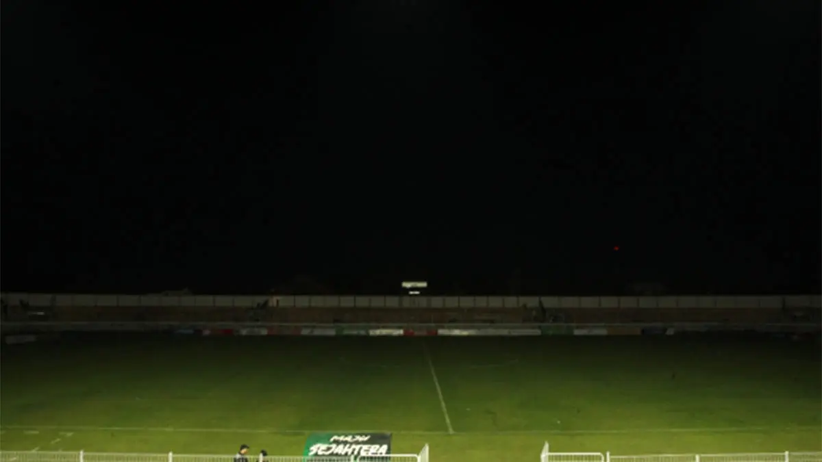 BAKAL DIREHAB: Kondisi Stadion R Soedarsono di Pogar, Bangil, seusai menggelar laga antara Persekabpas melawan Persik Kediri. (Foto: M Zubaidillah/Jawa Pos Radar Bromo)