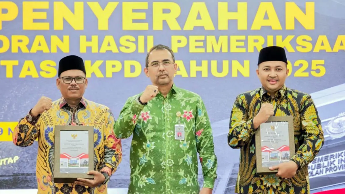 BERUNTUN: Bupati Pasuruan M Rusdi Sutejo (kanan) saat menerima penghargaan atas capaian WTP yang ke13. (Pemkab Pasuruan for Radar Bromo)