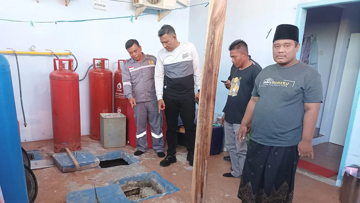 CEK LOKASI: Petugas Dinas Perumahan, Kawasan Permukiman dan Pertanahan (DPKPP) Kabupaten Probolinggo saat mengecek instalasi pengolahan air limbah di SPPG Opo-opo, Krejengan, Jumat (29/5). (Foto: Agus Faiz Musleh/Jawa Pos Radar Bromo)