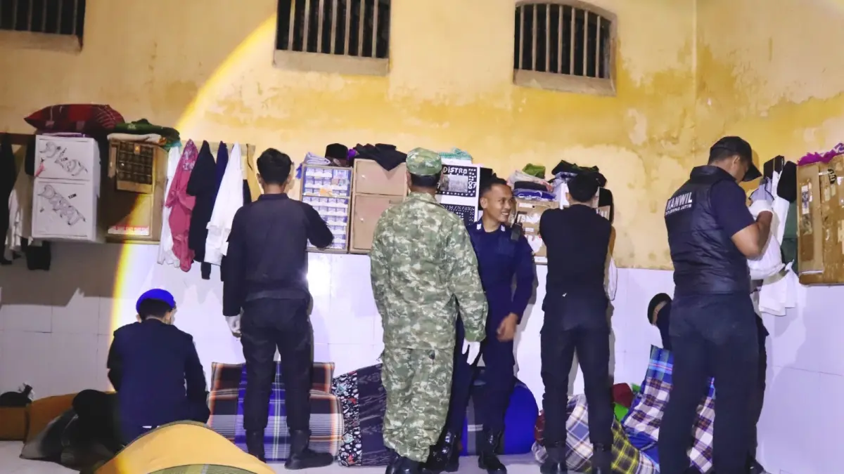 GELEDAH: Tim gabungan menggeledah blok hunian warga binaan Rutan Kelas IIB Kraksaan. (RUTAN KRAKSAAN FOR JAWA POS RADAR BROMO)