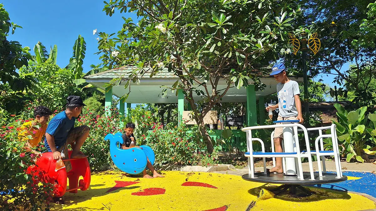 JADI RTH: Sebagian kawasan makam di wilayah Bendomungal, Kecamatan Bangil, yang kini disulap menjadi RTH. Kondisi itu membuat tempat yang semula kumuh, menjadi lebih indah. (Dokumen Radar Bromo)