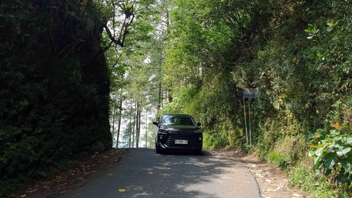 JALUR EKONOMI: Keberadaan Jalan Gunung Tunggangan menjadi jalur penting untuk penunjang wisata dan ekonomi masyarakat. (Rizal Syatori/Radar Bromo)