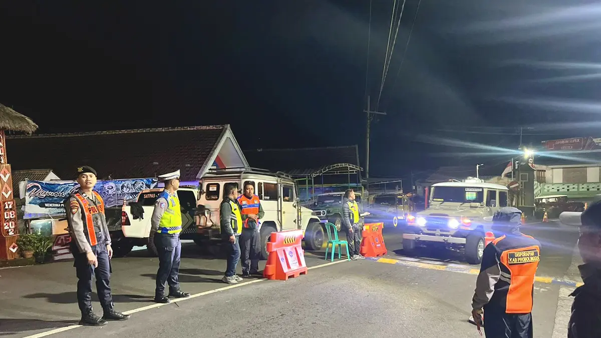 KONSDUSIF: Personel gabungan melakukan pengamanan di pintu masuk Gunung Bromo Kecamatan Sukapura, Kabupaten Probolinggo. (POLRES PROBOLINGGO FOR JAWA POS RADAR BROMO)